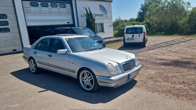 Silber Gebraucht 1995 Mercedes 230 Elegance Limousine | 2.900 € - Bild 1/4