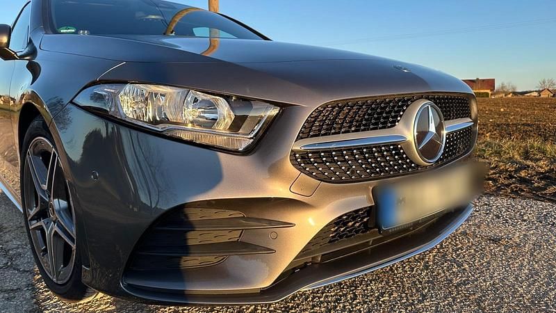 Grau Gebraucht 2019 Mercedes A200 AMG line Kombi | 22.000 € - Bild 1/4