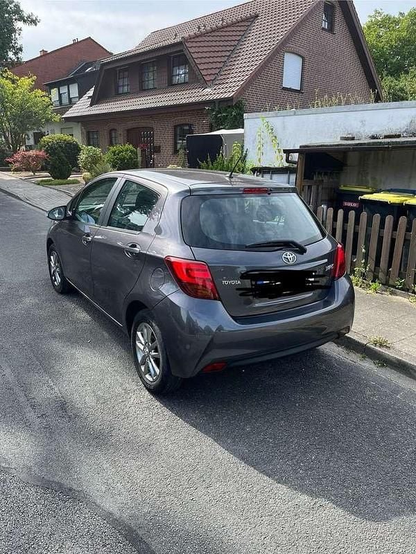 Grau Gebraucht 2015 Toyota Yaris Comfort Kleinwagen | 8.800 € (Guter Preis) - Bild 1/4