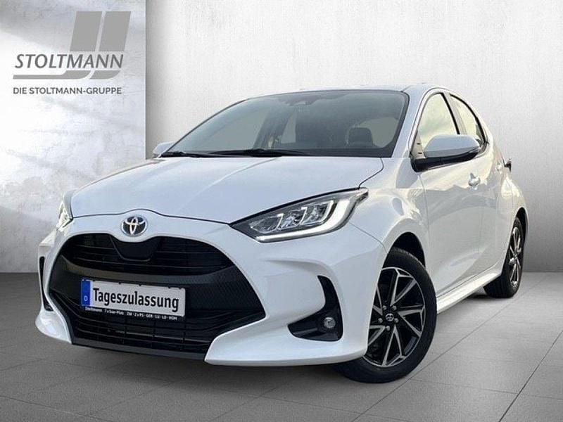 Schneeweiß Gebraucht 2024 Toyota Yaris Hybrid Comfort Limousine | 21.888 € (Fairer Preis) - Bild 1/4