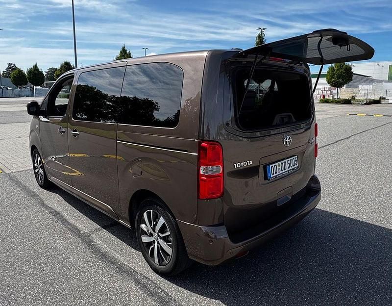 Gebraucht Toyota Proace 177 PS (130 kW) 2018 Braun Van / Kleinbus