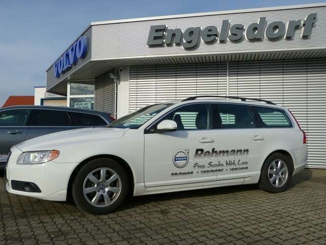 Gebraucht Volvo V70 Momentum 114 PS (83 kW) 2012 White solid ice white / solid Kombi