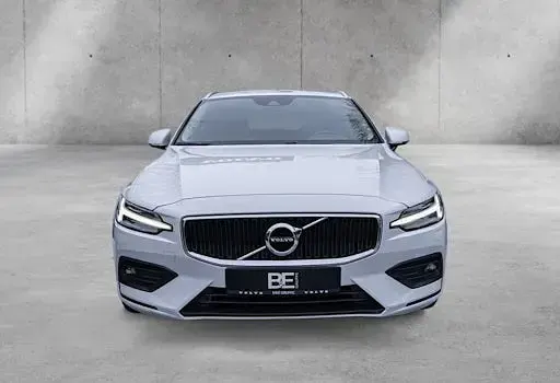 Gebraucht Volvo V60 Momentum 190 PS (139 kW) 2020 Weiss / crystal weiss (metallic) Kombi