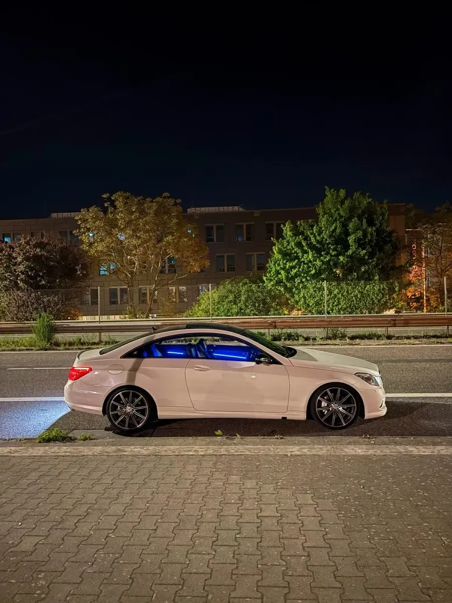 Gebraucht Mercedes E350 231 PS (169 kW) 2009 Weiß Coupé