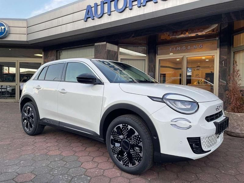 Neu Fiat 600 La Prima 101 PS (74 kW) 2025 Gelato weiß SUV