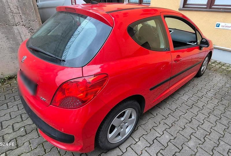 Gebraucht Peugeot 207 75 PS (55 kW) 2009 Rot Kleinwagen