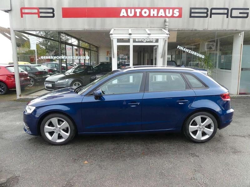 Blau Gebraucht 2015 Audi A3 Sportback Ambition Kombi | 15.490 € (Fairer Preis) - Bild 1/4