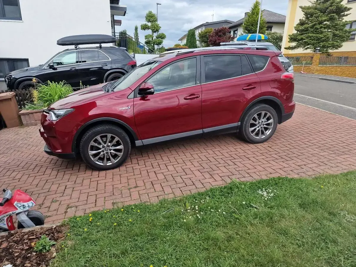 Gebraucht Toyota RAV4 Hybrid Team 155 PS (114 kW) 2018 Rot SUV