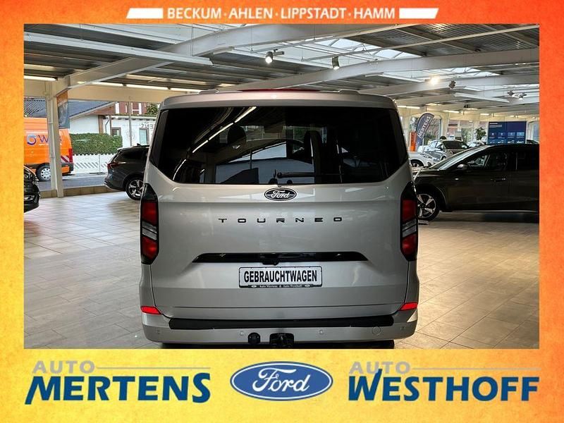 Gebraucht Ford Tourneo Titanium 136 PS (100 kW) 2025 Silber Van / Kleinbus