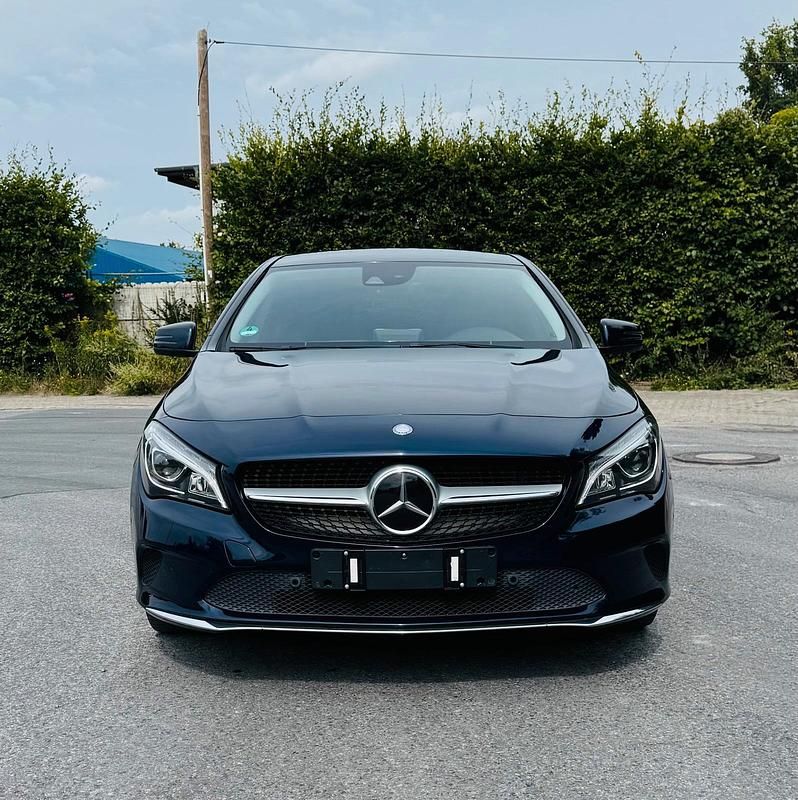 Blau Gebraucht 2016 Mercedes CLA220 Limousine | 19.299 € (Teuer) - Bild 1/4