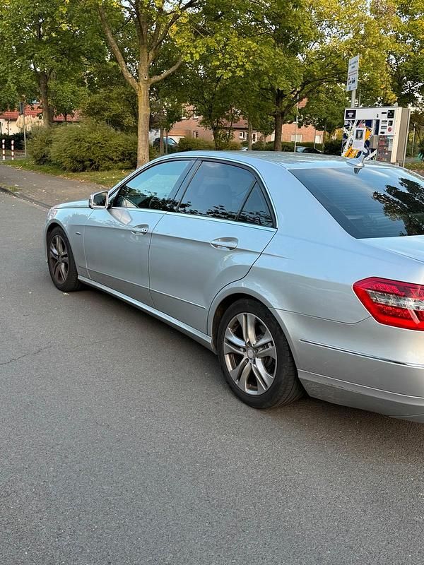 Gebraucht Mercedes E220 Avantgarde 170 PS (125 kW) 2011 Silber Limousine