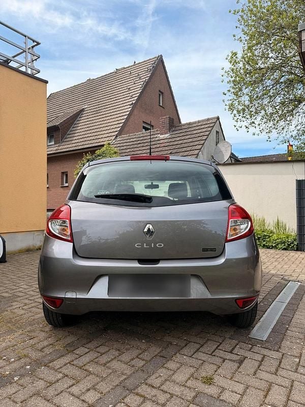 Gebraucht Renault Clio III 75 PS (55 kW) 2013 Grau Kleinwagen