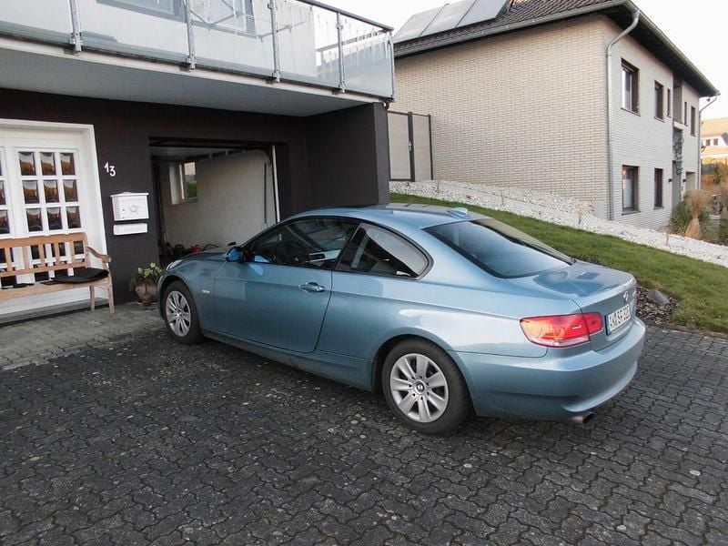 Blau Gebraucht 2009 BMW 320 Sport Line Coupé | 6.900 € (Superpreis) - Bild 1/4