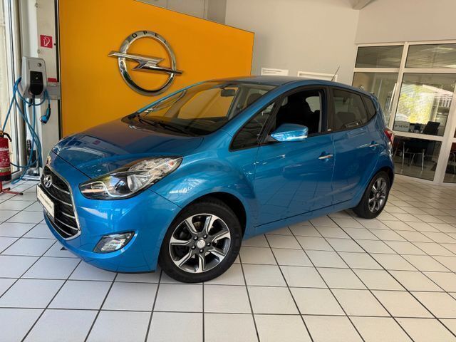 Blau Gebraucht 2017 Hyundai ix20 Passion Van / Kleinbus | 10.790 € (Fairer Preis) - Bild 1/2