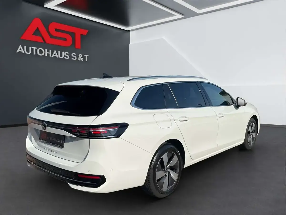 Gebraucht VW Passat Elegance 150 PS (110 kW) 2025 Weiß Kombi