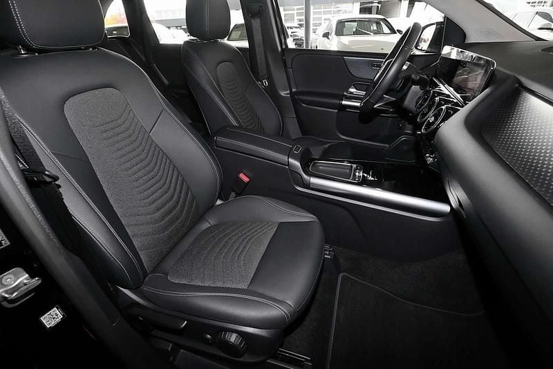 Gebraucht Mercedes B200 Progressive 163 PS (119 kW) 2024 Metalliclack kosmosschwarz Van / Kleinbus