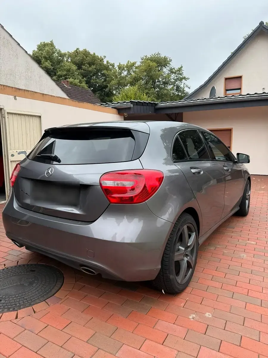 Gebraucht Mercedes A180 122 PS (89 kW) 2014 Grau Kleinwagen