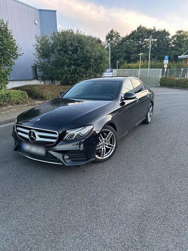 Schwarz Gebraucht 2020 Mercedes E300 AMG line Limousine | 26.500 € (Fairer Preis) - Bild 1/4