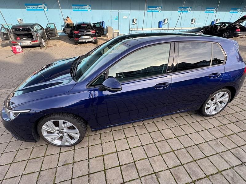 Blau Gebraucht 2022 VW Golf VIII Life Limousine | 24.900 € (Fairer Preis) - Bild 1/4