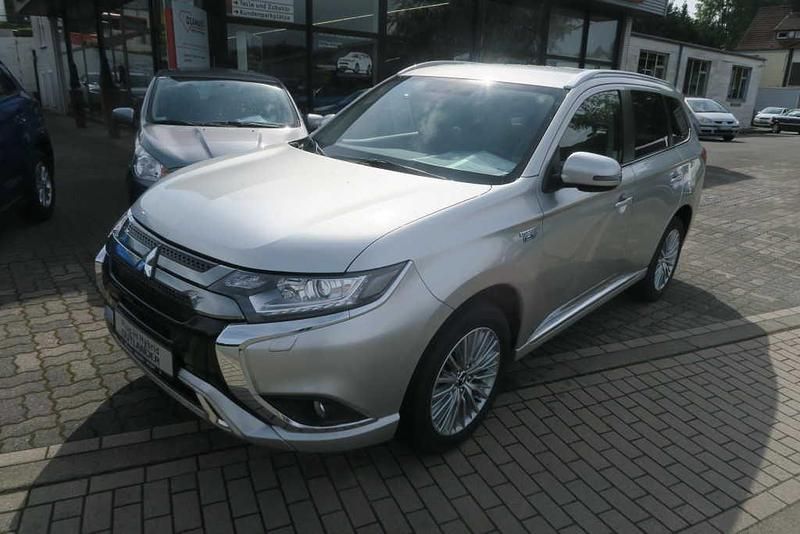 Silber Gebraucht 2020 Mitsubishi Outlander P-HEV Spirit SUV | 22.900 € (Fairer Preis) - Bild 1/4