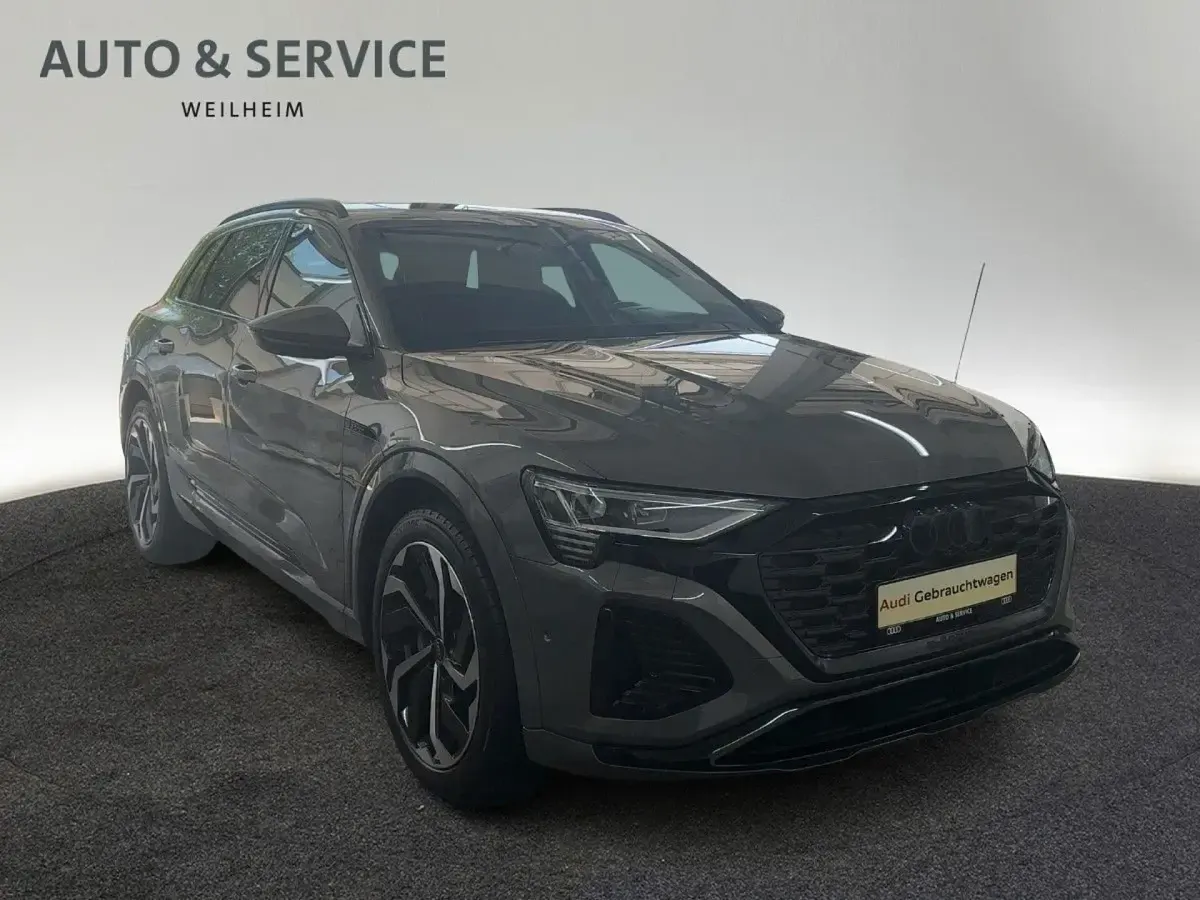 Gebraucht Audi Q8 e-tron S-Line 300 kW (408 PS) 2023 Chronosgrau metallic SUV