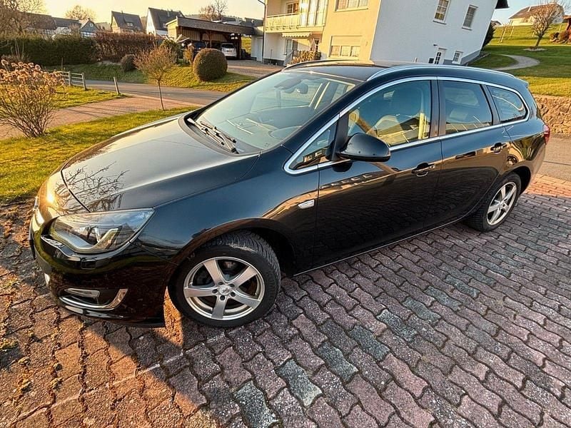 Gebraucht Opel Astra Edition 120 PS (88 kW) 2014 Schwarz Kombi