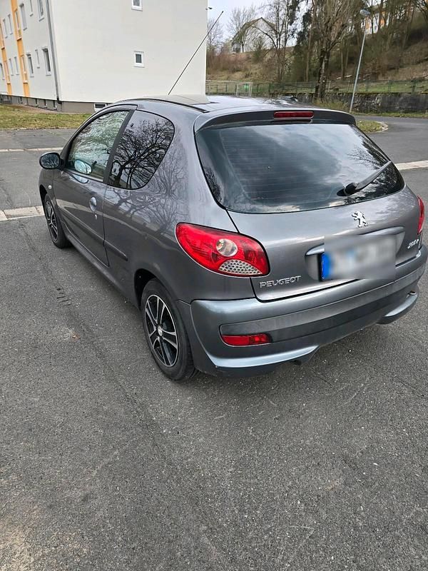 Gebraucht Peugeot 206+ 60 PS (44 kW) 2010 Grau Kleinwagen