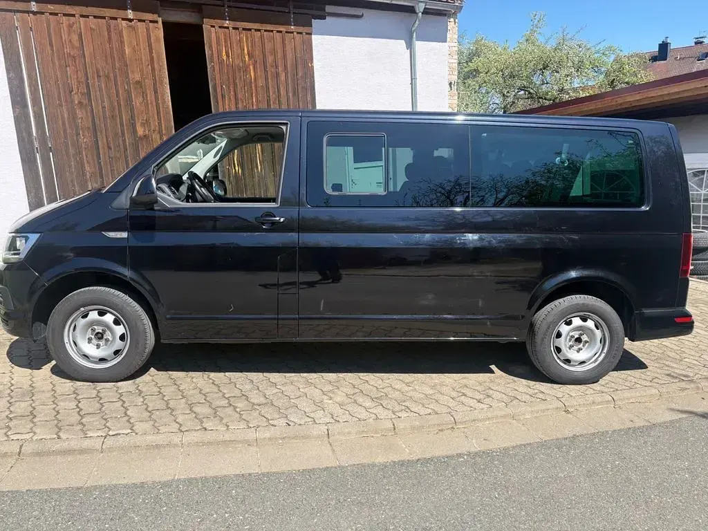 Używany VW Caravelle 150 KM (110 kW) 2018 Czarny Van