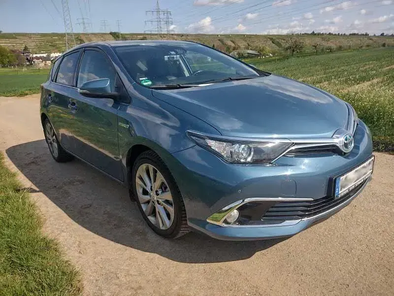 Gebraucht Toyota Auris Hybrid 136 PS (100 kW) 2016 Blau Limousine
