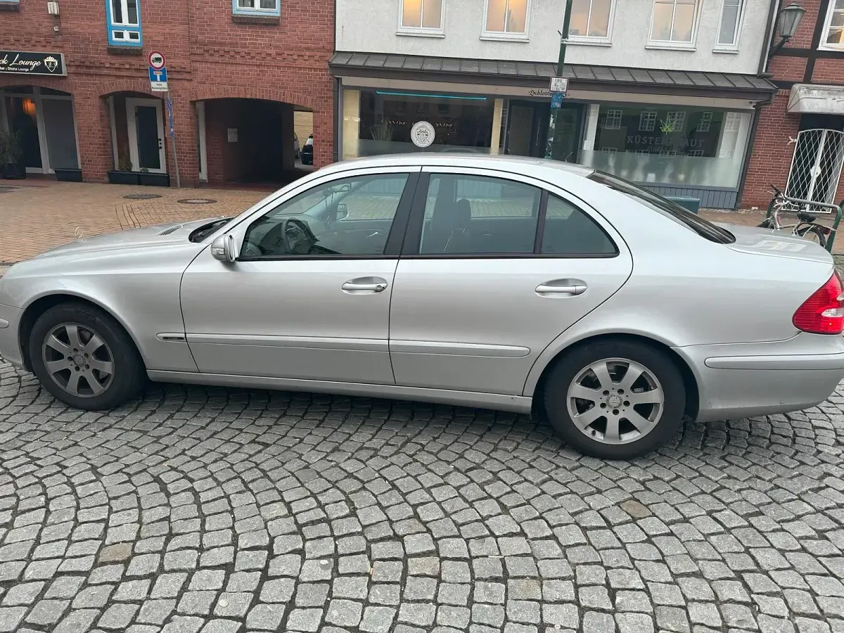 Gebraucht Mercedes E220 150 PS (110 kW) 2004 Silber Limousine