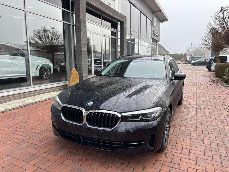 Black sapphire metallic (metallic) Gebraucht 2023 BMW 520 Kombi | 32.990 € (Guter Preis) - Bild 1/3