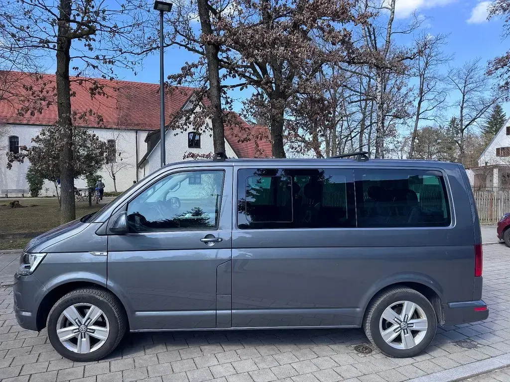 Gebraucht VW Multivan 150 PS (110 kW) 2019 Grau Van / Kleinbus