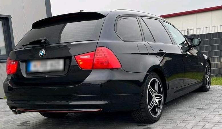 Gebraucht BMW 320 187 PS (137 kW) 2012 Schwarz Kombi