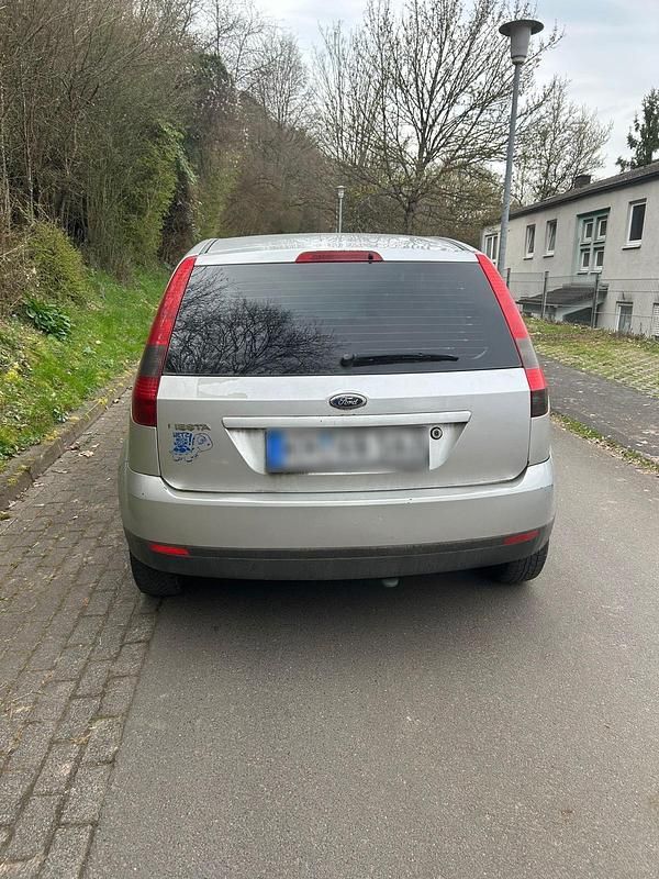 Gebraucht Ford Fiesta 82 PS (60 kW) 2004 Silber Kleinwagen