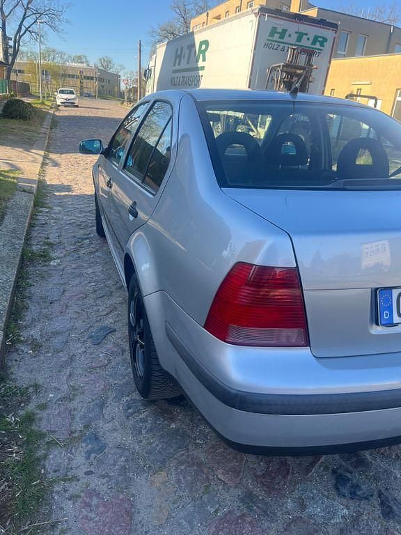 Second-hand VW Bora Edition 105 CP (77 kW) 2000 Argintiu Berlinǎ