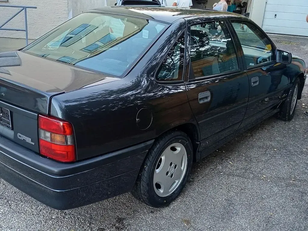 Gebraucht Opel Vectra 150 PS (110 kW) 1991 Schwarz Kleinwagen