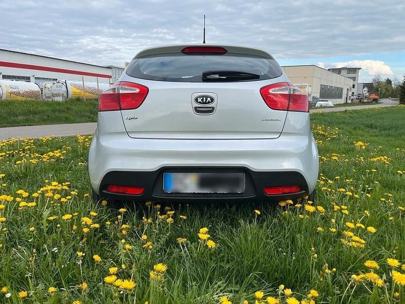 Second-hand Kia Rio 109 CP (80 kW) 2012 Argintiu Hatchback