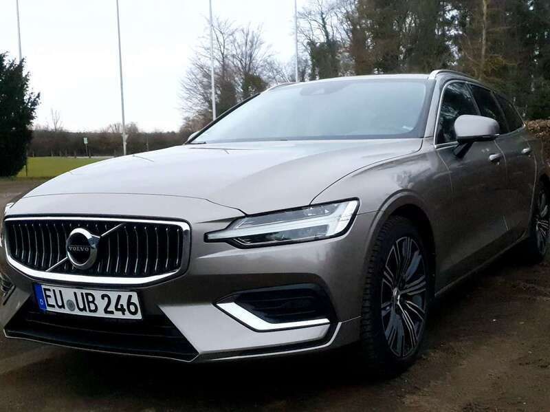 Grau Gebraucht 2018 Volvo V60 Inscription Kombi | 25.100 € (Teuer) - Bild 1/4