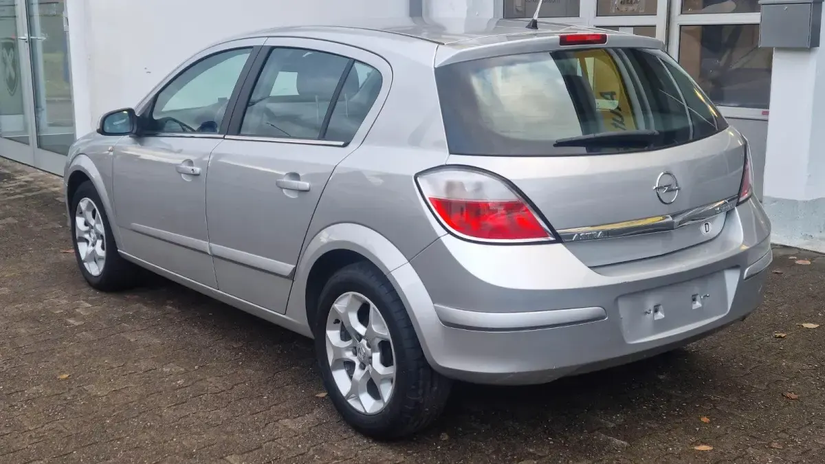 Gebraucht Opel Astra 105 PS (77 kW) 2006 Silber Limousine