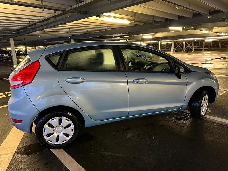 Gebraucht Ford Fiesta 68 PS (50 kW) 2009 Blau Kleinwagen