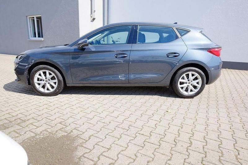 Grau Gebraucht 2024 Seat Leon Style Limousine | 19.999 € (Guter Preis) - Bild 1/4