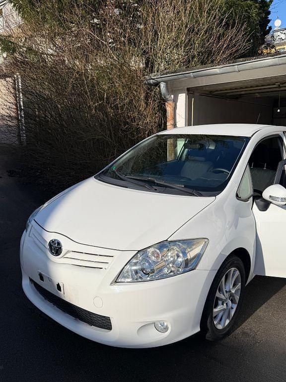 Gebraucht Toyota Auris 99 PS (72 kW) 2012 Weiß Kleinwagen