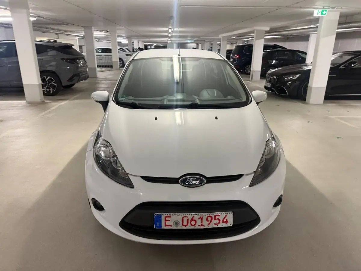 Gebraucht Ford Fiesta Trend 69 PS (50 kW) 2011 Weiß Kleinwagen