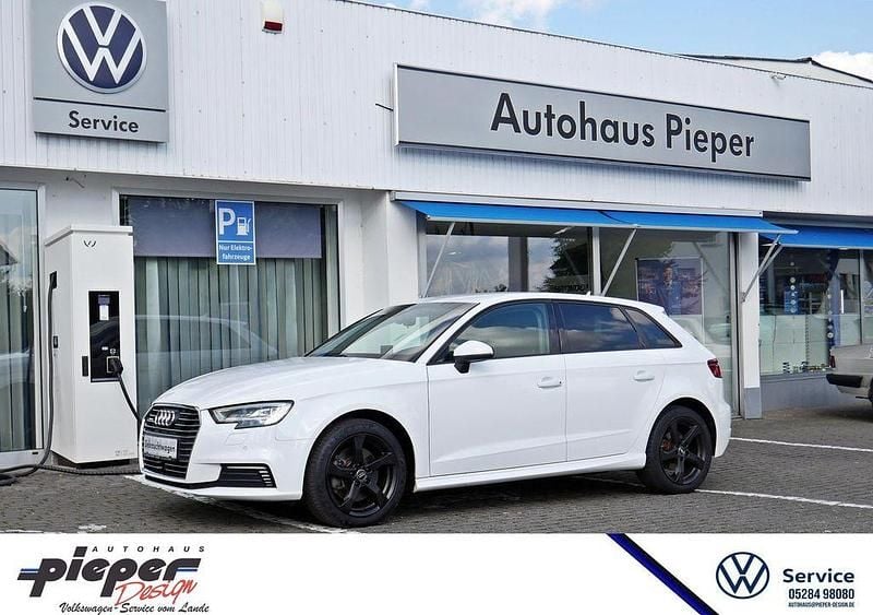Weiß Gebraucht 2017 Audi A3 Sportback e-tron Sport Limousine | 17.980 € (Fairer Preis) - Bild 1/4