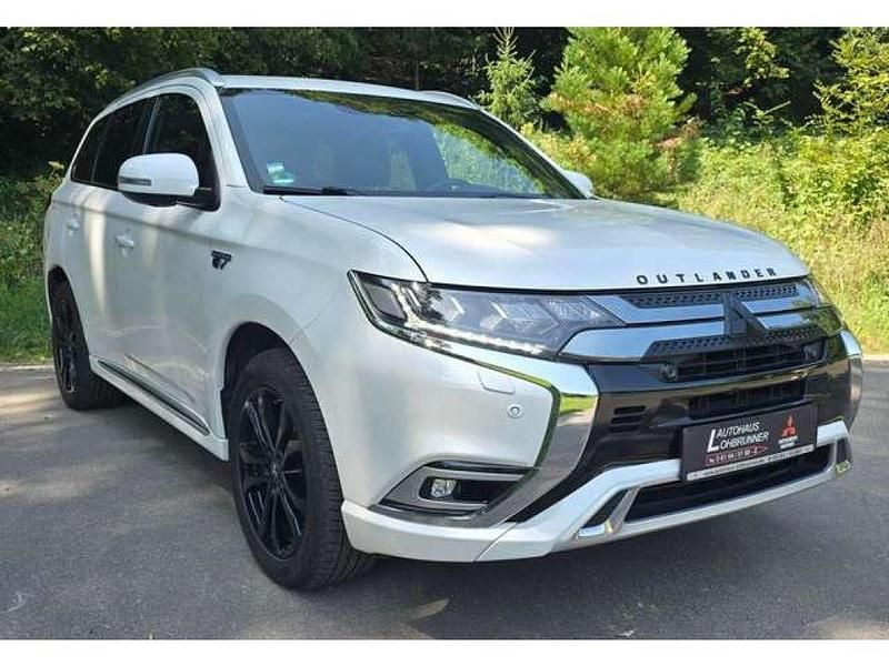 Perlmuttweiß (metallic) Gebraucht 2019 Mitsubishi Outlander P-HEV SUV | 21.900 € (Fairer Preis) - Bild 1/4
