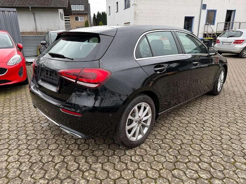 Gebraucht Mercedes A180 136 PS (100 kW) 2019 Nachtschwarz  unilack Kleinwagen