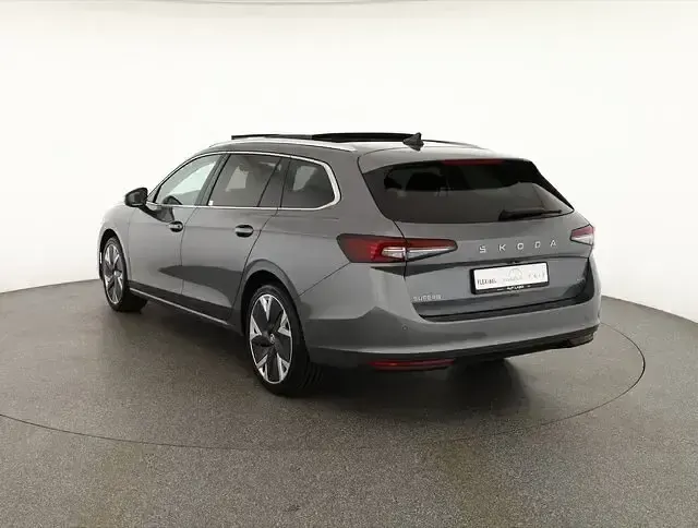 Używany Skoda Superb Selection 193 KM (141 kW) 2024 Szary Kombi
