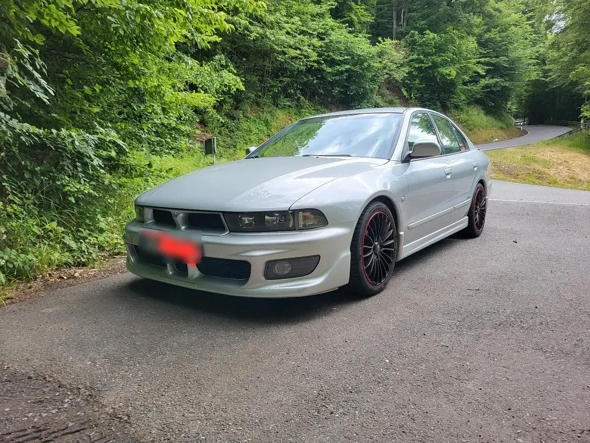 Second-hand Mitsubishi Galant 160 CP (117 kW) 2001 Argintiu Berlinǎ