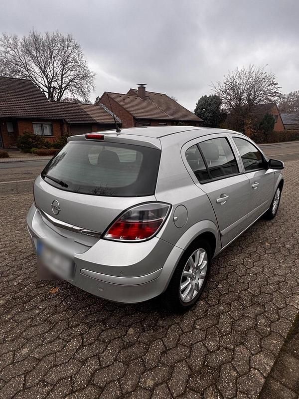 Silber Gebraucht 2007 Opel Astra Limousine | 2.699 € (Etwas zu teuer) - Bild 1/4