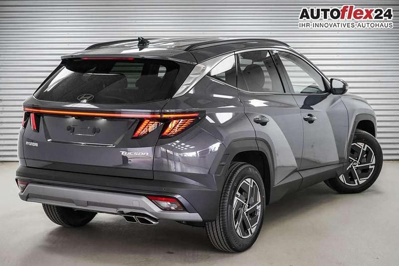 Ecotronic grey metallic ... Neu 2025 Hyundai Tucson Essential SUV | 30.540 € (Superpreis) - Bild 1/4
